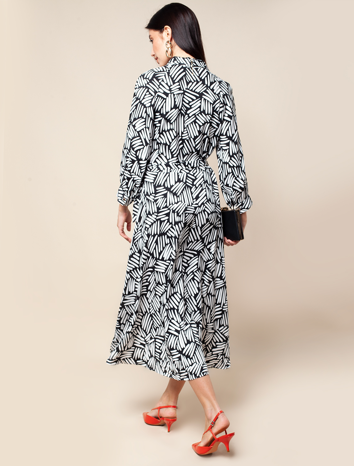 картинка Платье женское черно-белый от магазина Одежда+